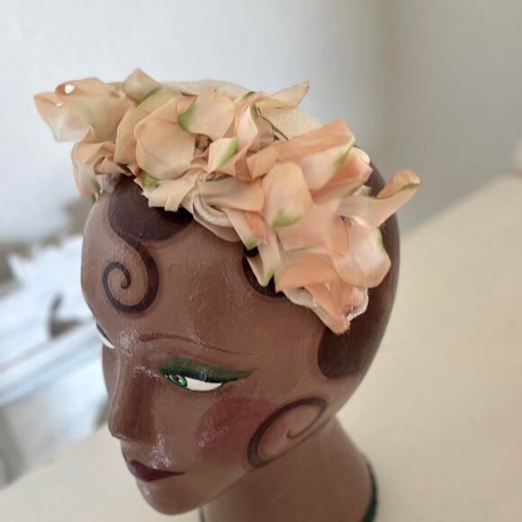 1950s PEACH FLORAL HEADPIECE WOMENS SILK FLOWER HAT SPRING FASCINATOR - Picture 1 of 3